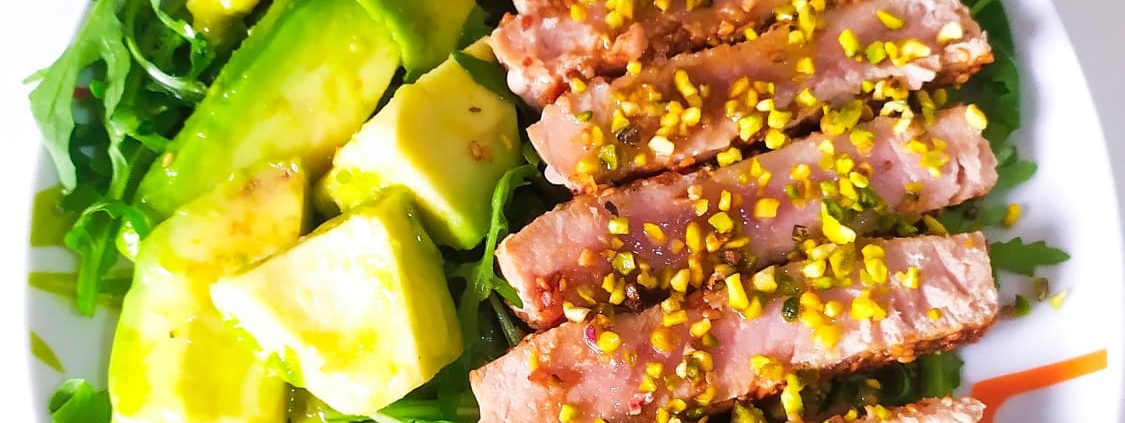 tonno con sesamo pistacchi e avocado