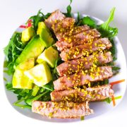 tonno con sesamo pistacchi e avocado
