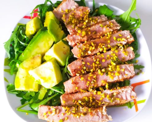 tonno con sesamo pistacchi e avocado