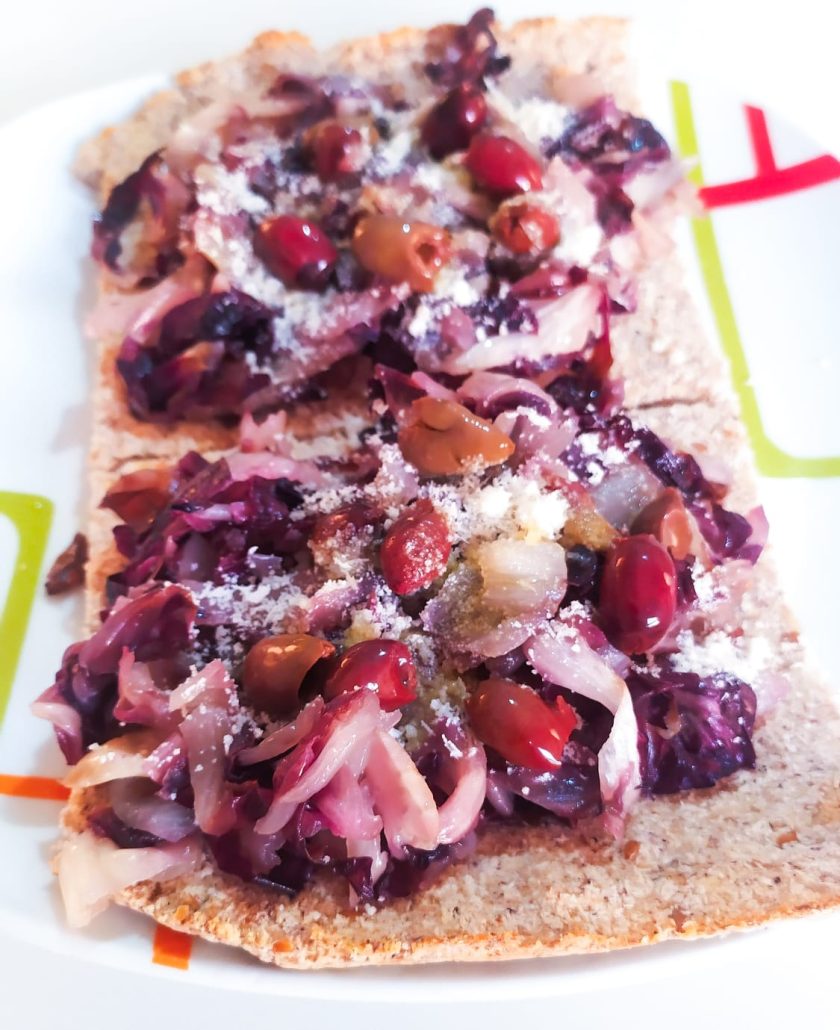 pizza chetogenica con radicchio e olive