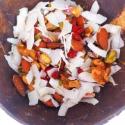 dieta chetogenica spuntino con chips di cocco noci mandorle pistacchi bacche di goji